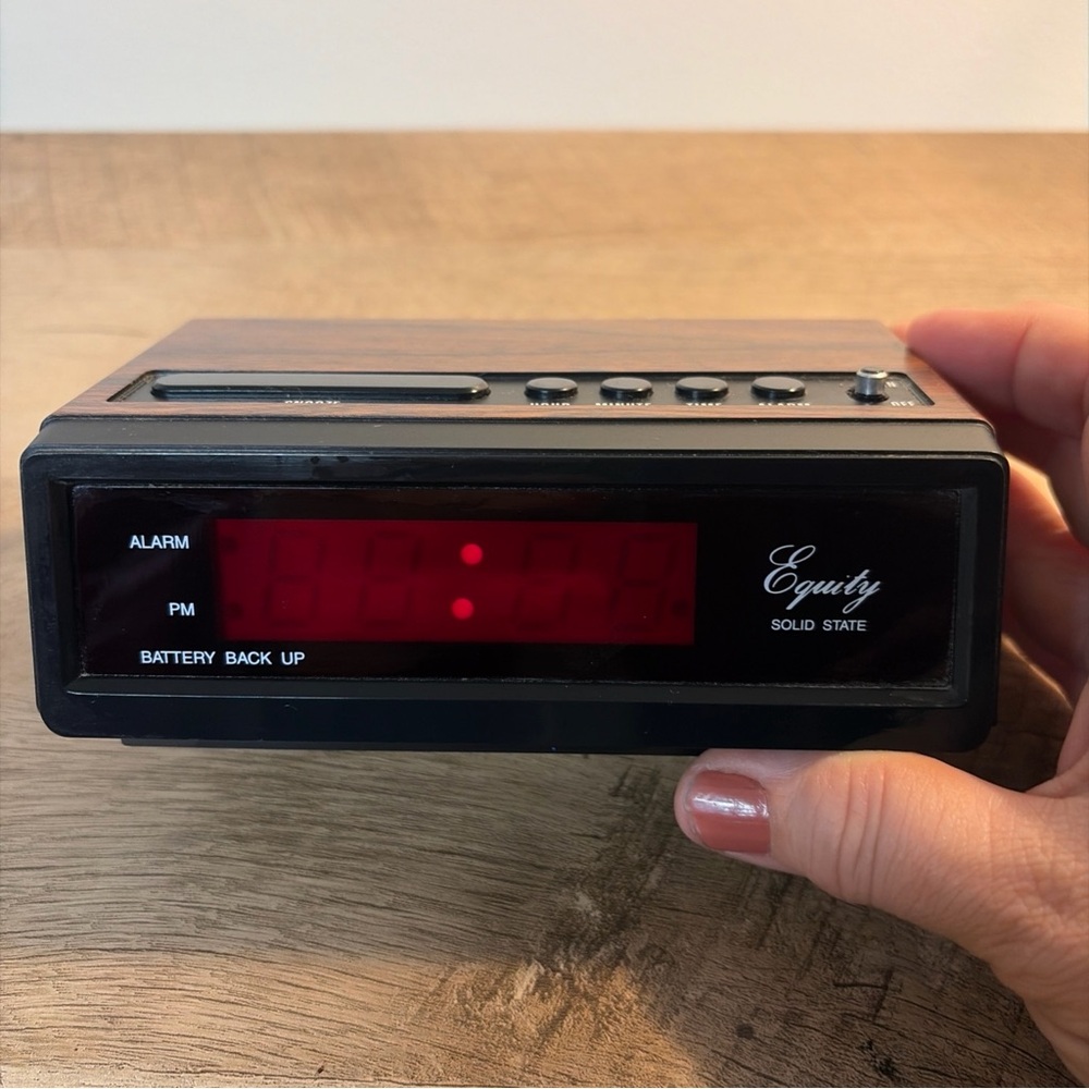 VTGEquity Solid State Alarm Clock Model 1016 Red Display Woodgrain *TestedWorks*
